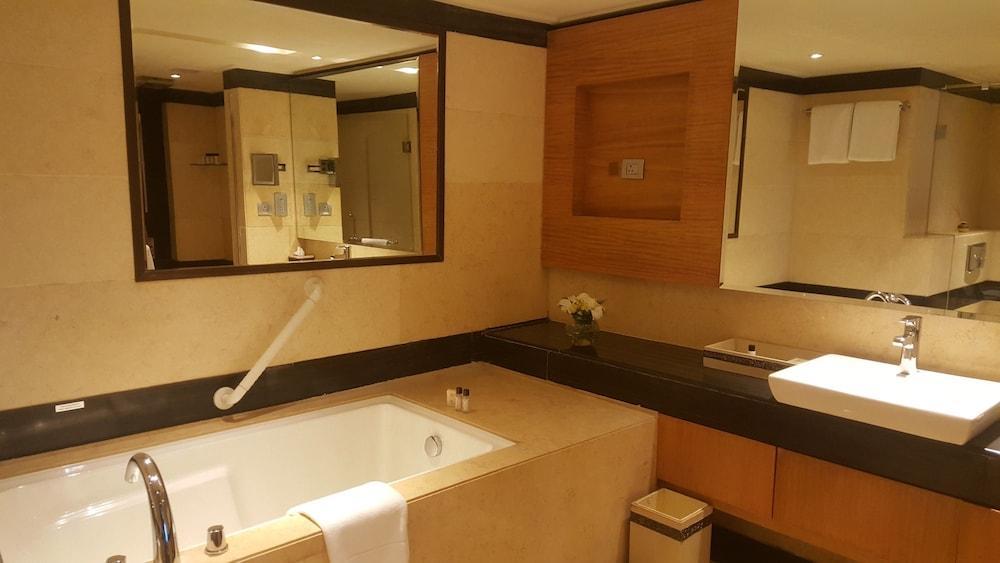 Vivanta Hyderabad, Begumpet Hotel 5*