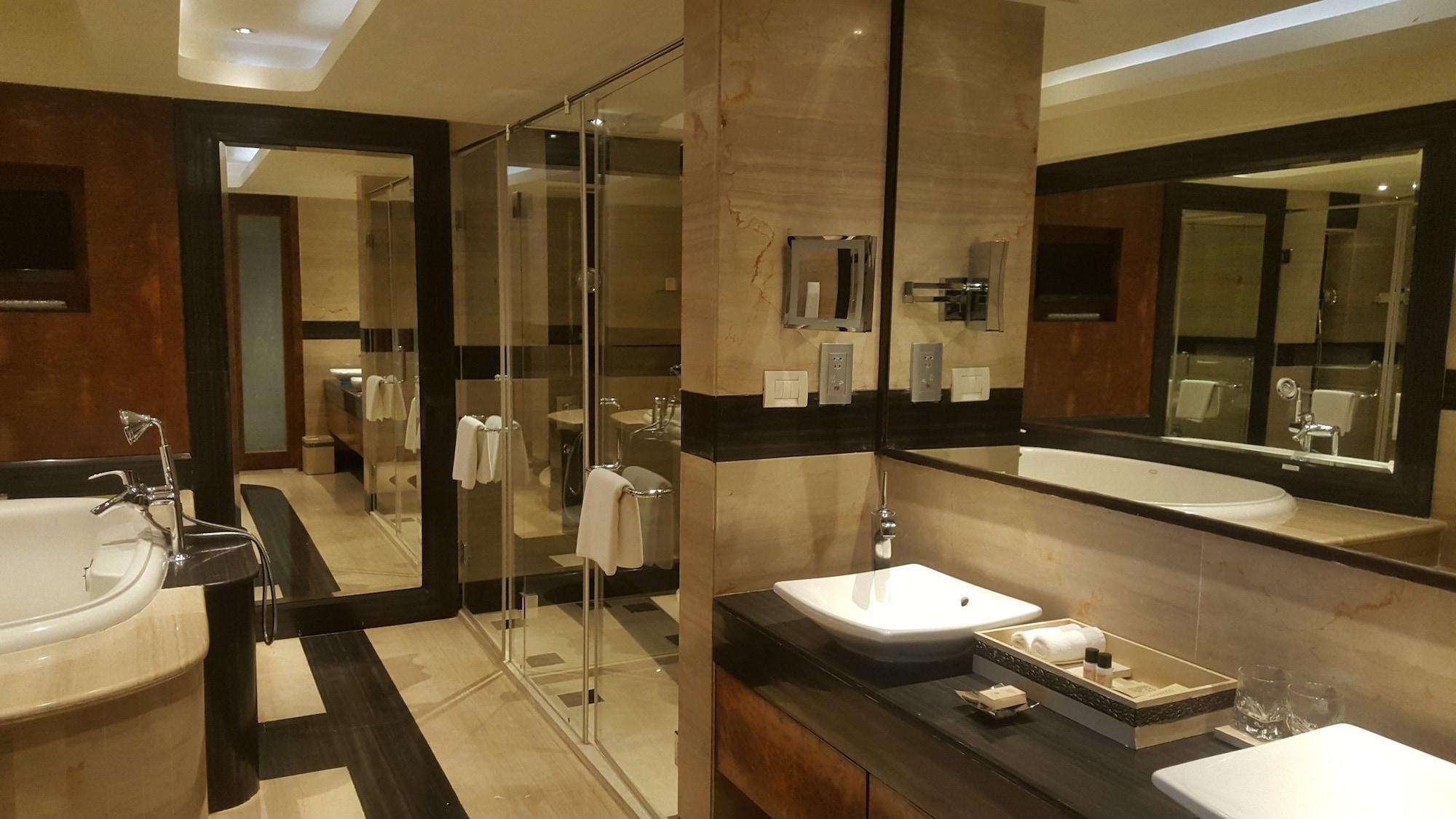 Vivanta Hyderabad, Begumpet Hotel 5*
