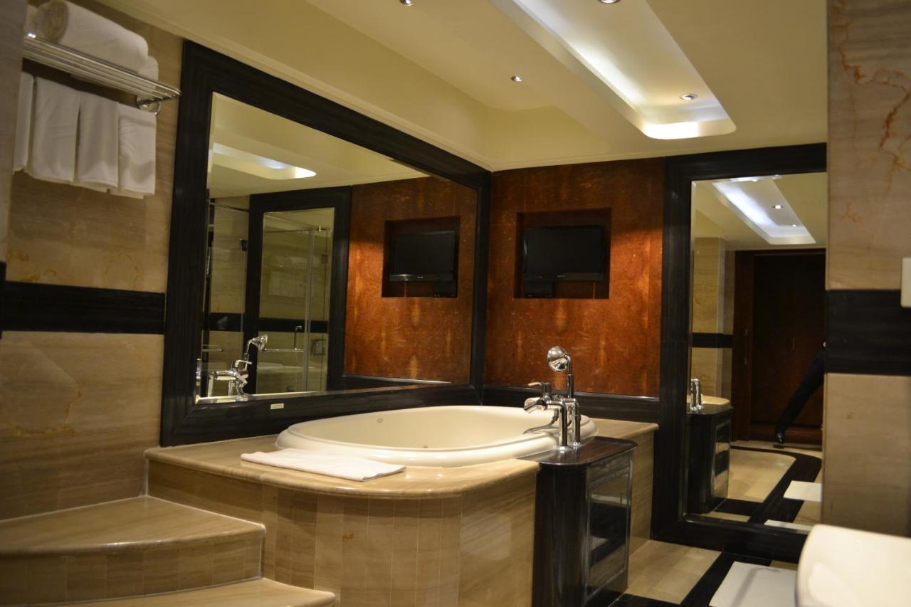 Hotel Vivanta Hyderabad, Begumpet Hyderabad